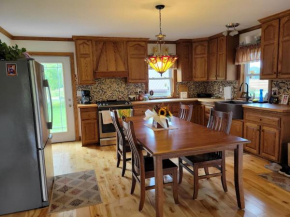 Modern, Amish-Built Farmhouse, 3 bedrooms sleeps 6